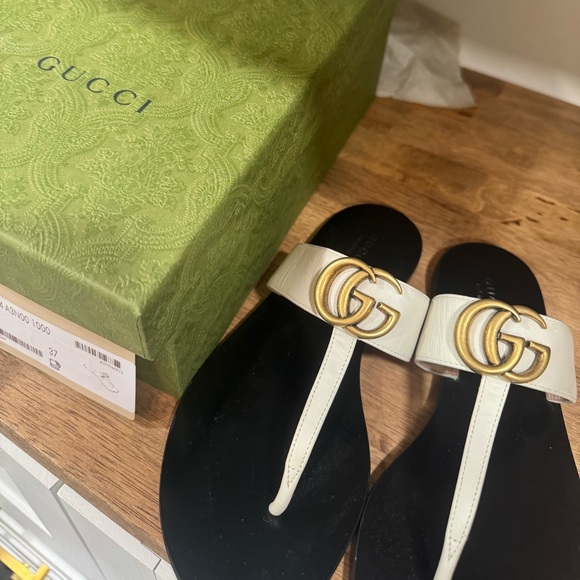 Gucci White Sandals with Decorative Gold Logo - Picture 2 of 5